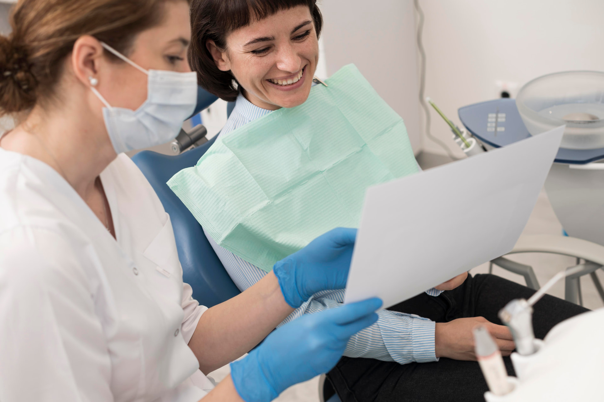 Dentista mostra una radiografia al paziente in studio