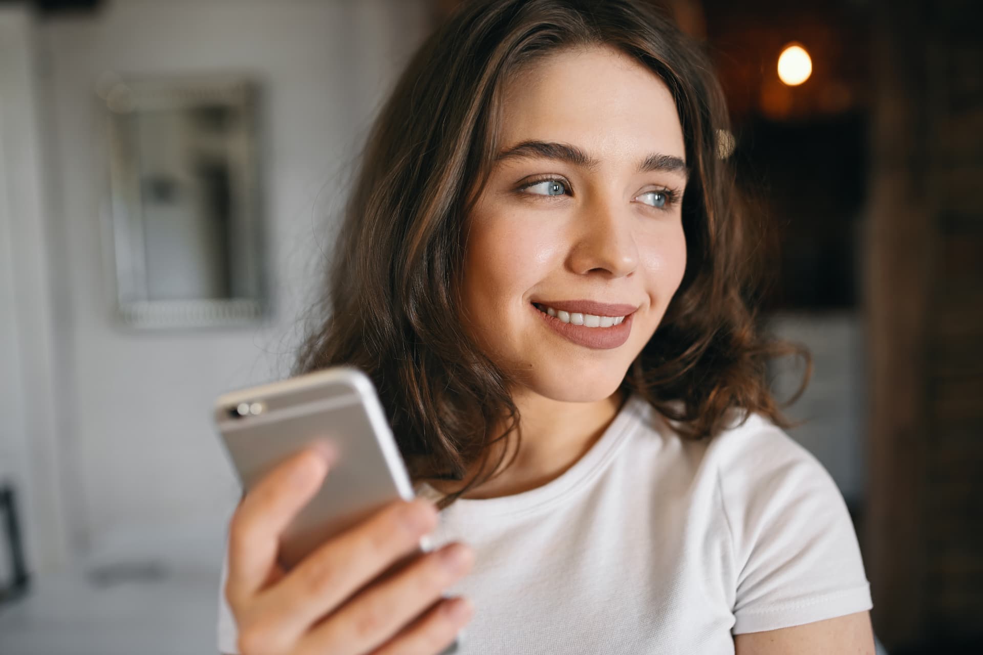 Ragazza sorridente che compila il quiz dal telefono